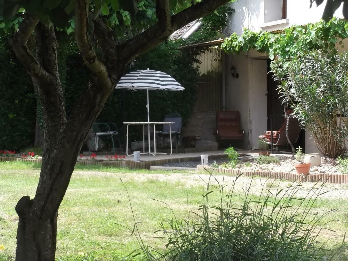 Bed and Breakfast 43 Rue Des Quarts Ménesplet Esterno foto