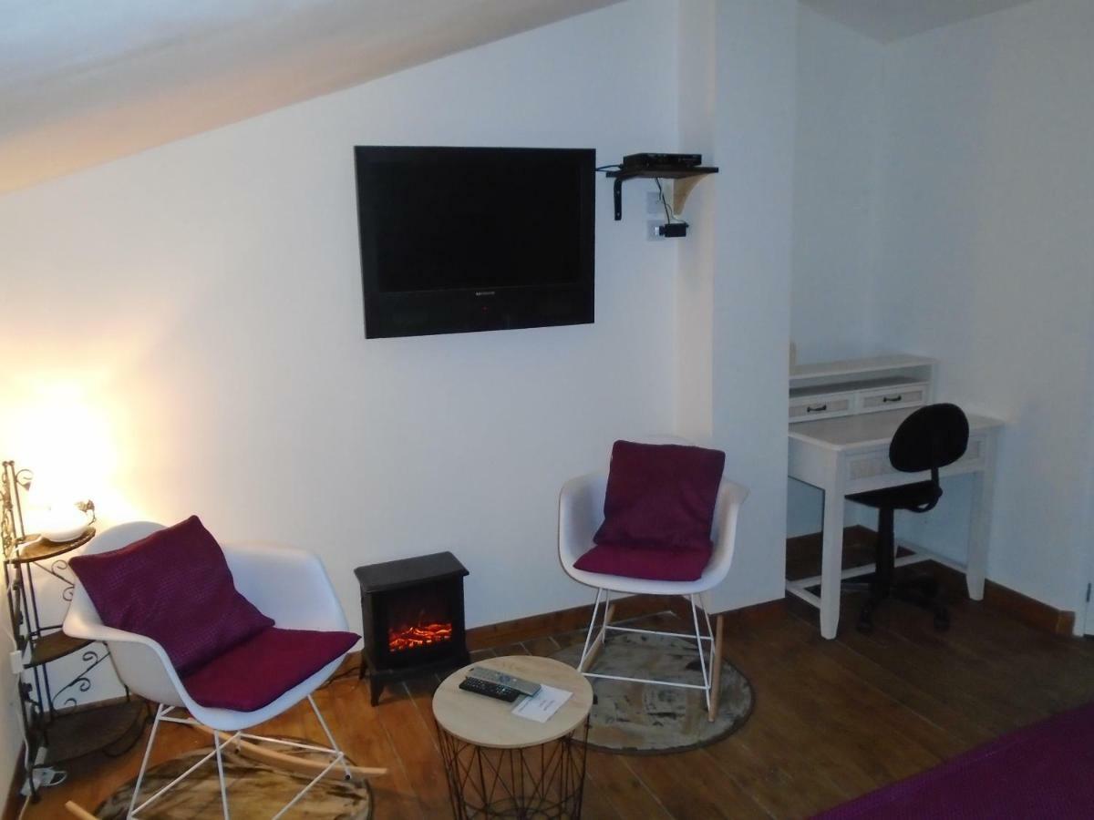 Bed and Breakfast 43 Rue Des Quarts Ménesplet Esterno foto
